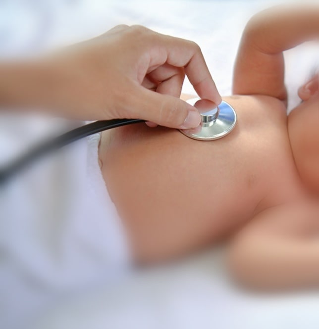neonato con stetoscopio sul pancino