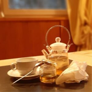 tosse - tazza di te con miele e un fazzoletto usato su tavolo