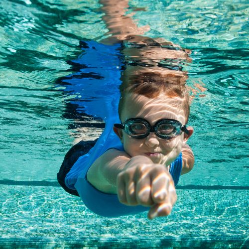 bambini iperattivi e sport, bambino in piscina