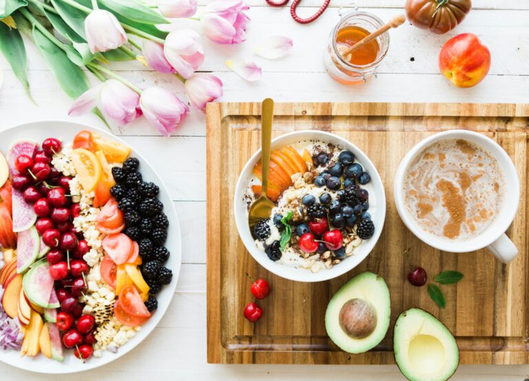 Colazione sana ed equilibrata a base di frutta e cereali