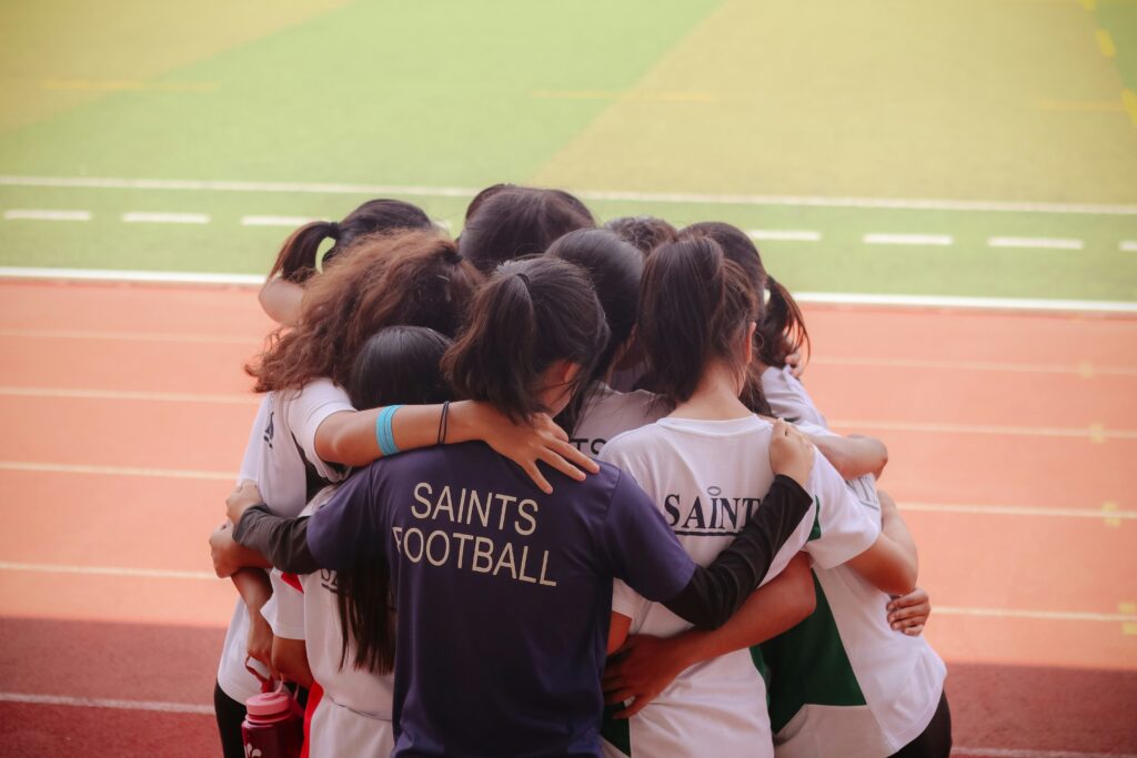 Giovani giocatrici di calcio
